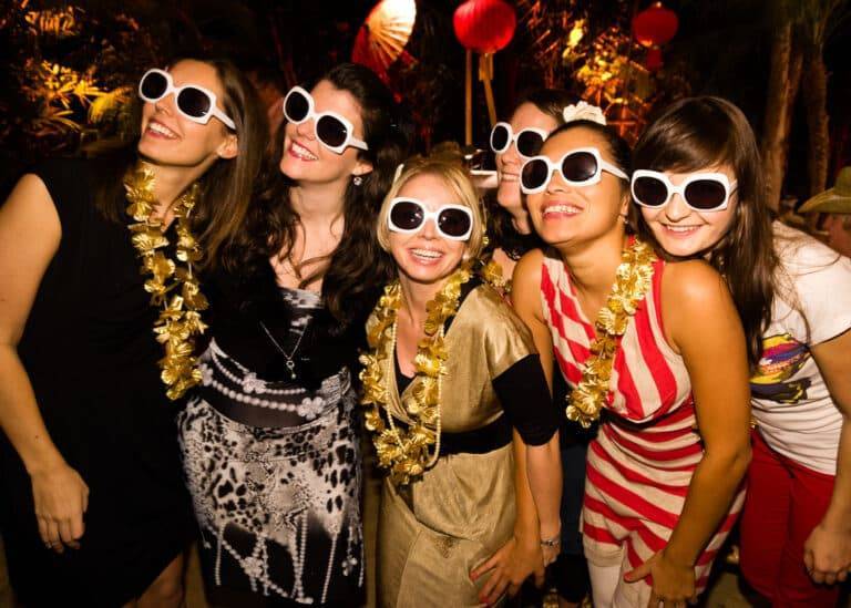 Frauen mit weißen Sonnenbrillen feiern, Partystimmung, Fotostudio Winterthur Spezialität.