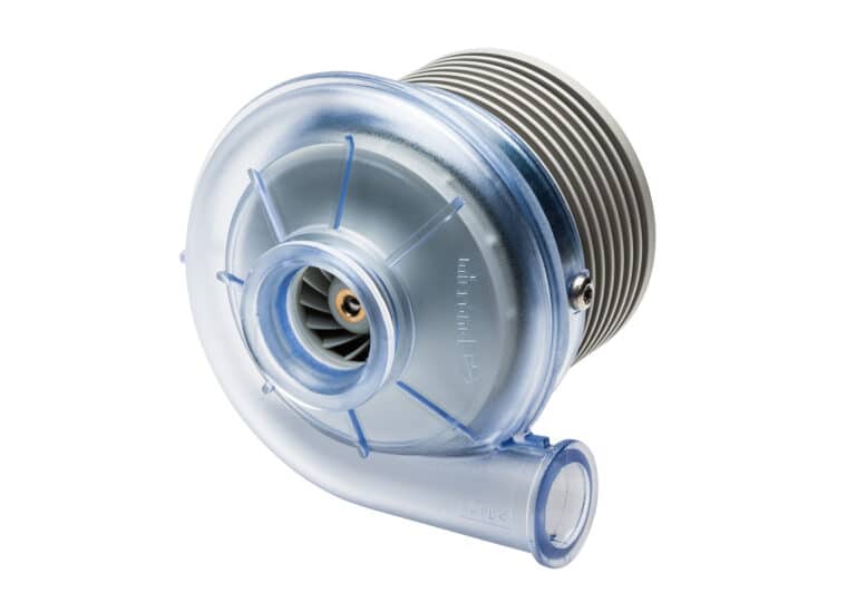 Kunststofflüfter in transparenter Optik auf weißem Hintergrund.