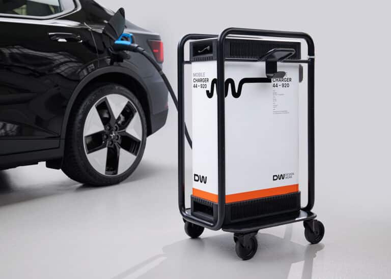 Elektroauto wird mit mobilem Ladegerät aufgeladen, ideal für Fotograf Winterthur im Fotostudio.
