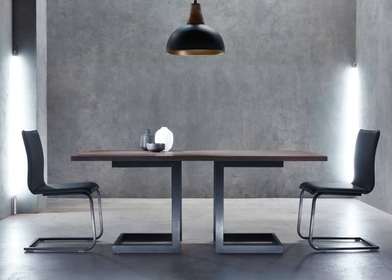 Moderner Esstisch mit zwei Stühlen, minimalistische Beleuchtung, ideal für Fotograf Winterthur.