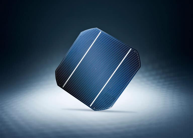 Blau-schwarze Solarzelle auf grauem Hintergrund. Ideal für Fotostudio Winterthur und Videoproduktion.