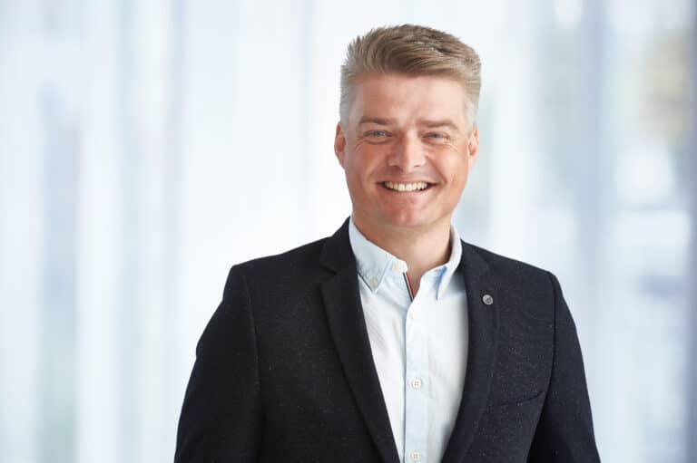 Lächelnder Mann im Anzug, professionelle Aufnahme, ideal für Fotograf Winterthur Fotostudio.