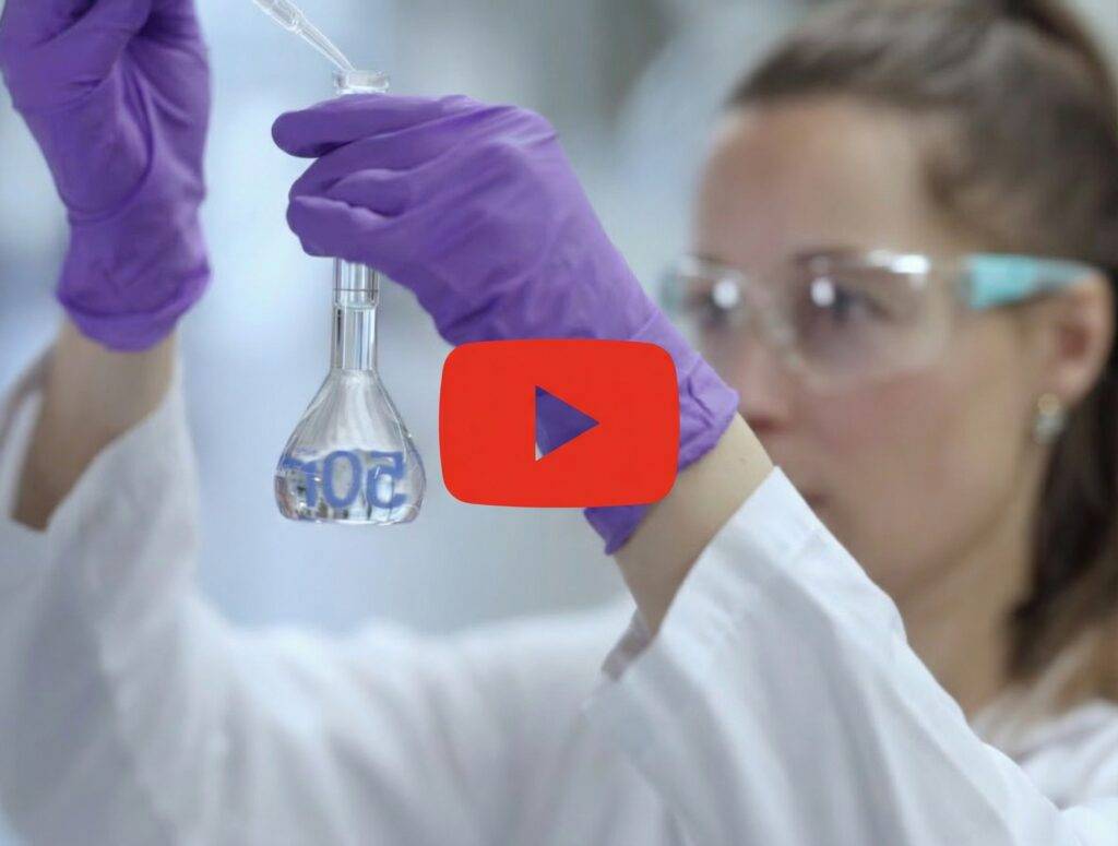 Chemikerin im Labor mit Schutzbrille für Corporate Videoproduktion Winterthur.