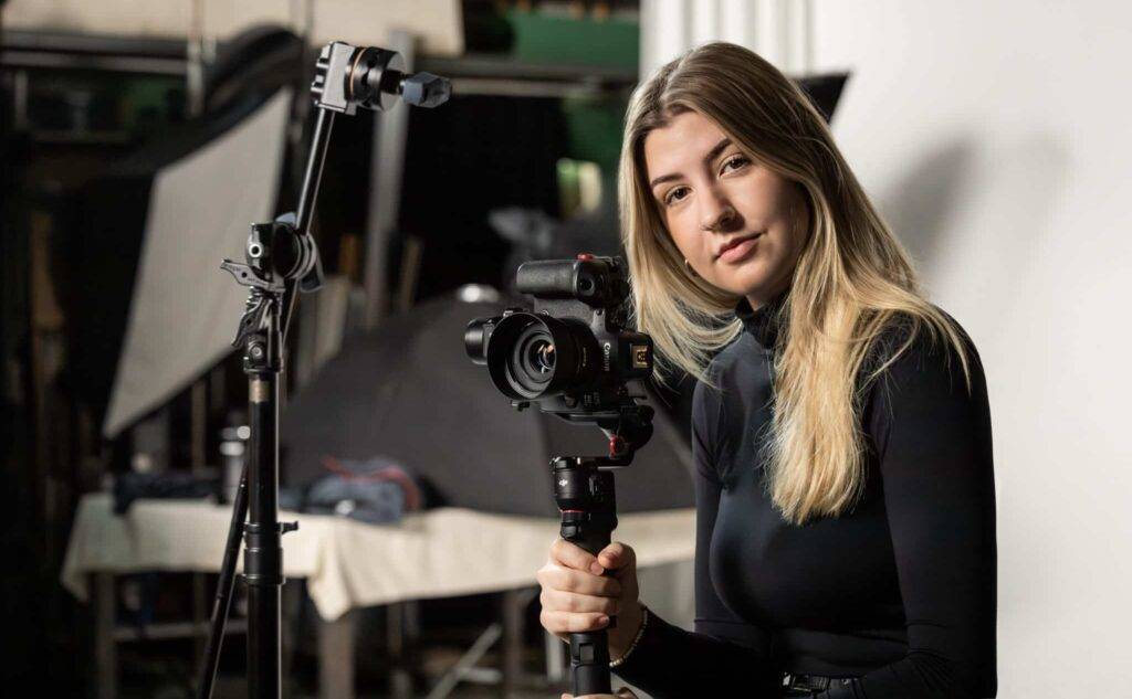 Frau mit Kamera auf Gimbal im Fotostudio, Videoproduktion / Filmstudio – Fotograf Winterthur