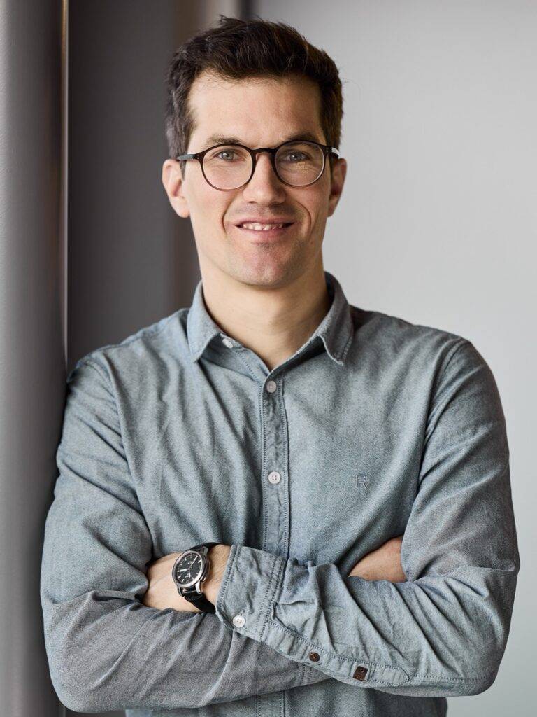 Lächelnder Mann mit Brille, verschränkte Arme, Hemd und Uhr, Fotostudio, Fotograf Winterthur