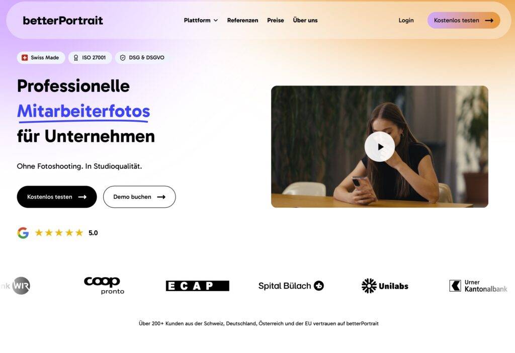 'Professionelle Mitarbeiterfotos', Frau am Tisch mit Smartphone