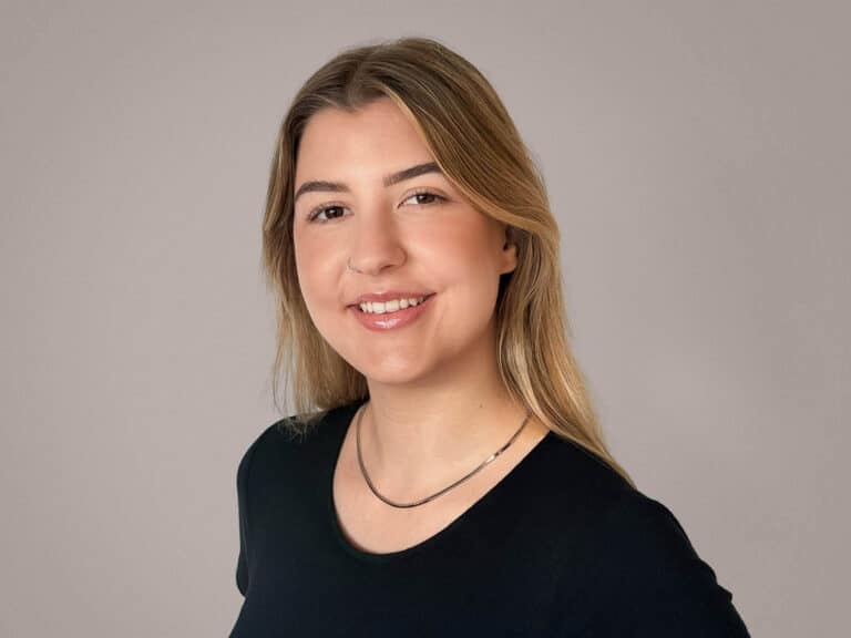 Lächelndes Porträt einer jungen blonden Frau. Fotograf Winterthur, Fotostudio
