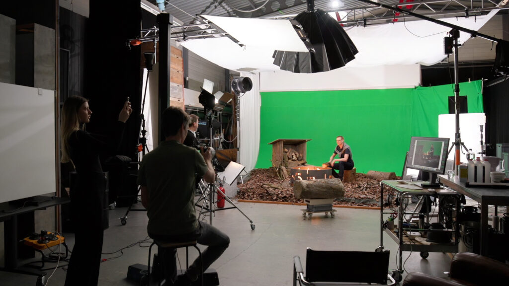 Greenbox-Filmstudio mit Crew und Darsteller am Lagerfeuer-Set, Fotostudio Videoproduktion Winterthur
